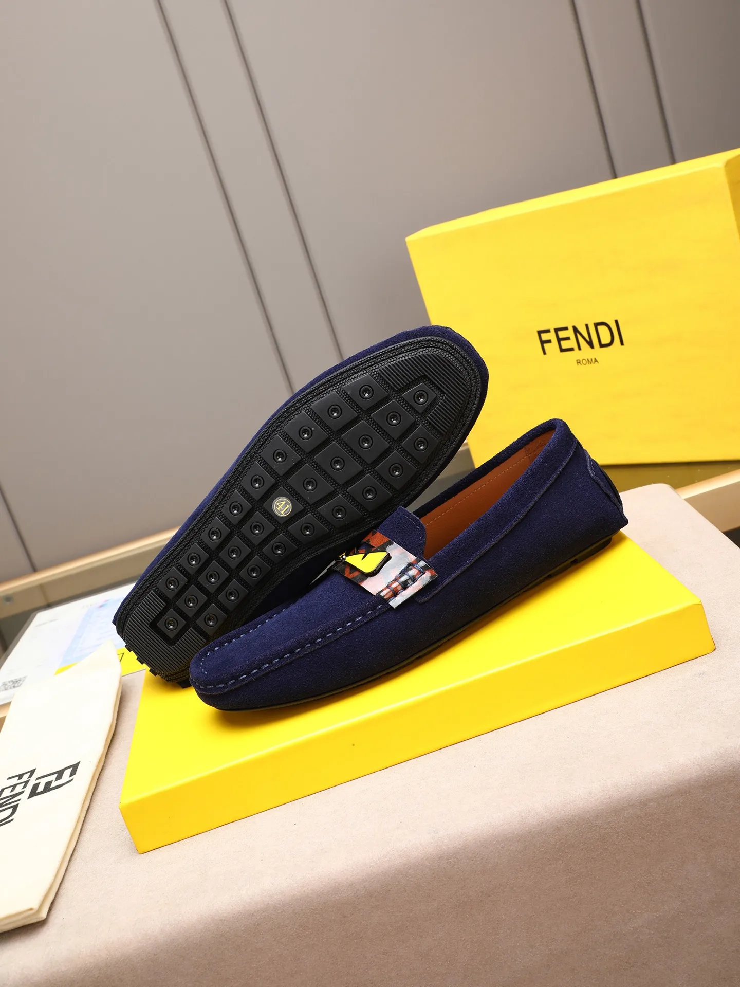 Men's shoes 💰400💰[FENDI] The little monster of Fendi F family, which is popular all over the world, is coming in a big way, the latest color, driving slip-on loafers, avant-garde and versatile fashion men's shoes, bun shoes, bean shoes👌👌👌 Private mold opening, 1:1 reproduction... The upper is made of first-layer cowhide, and the first-layer pigskin lining... is extremely comfortable, fashionable, simple, atmospheric and personalized [color] The side of the shoe is more refined, and the overall effect is handsome [ Turn in a circle][Turn in a circle]💭This hardware monster with eyes is not the popular version on the market🚳🚳Compared with the old model, it is more trendy, eye-catching and more classy🔰This summer, the little monster will subvert the old ideas and share the fashion with you🔱A must-have for fashionistas! Must keep it for yourself! Online outsole, high-end quality workmanship. Color: black, blue, white, red. Matching code: 38-44 (45 46 47 customized) (standard leather shoe size)